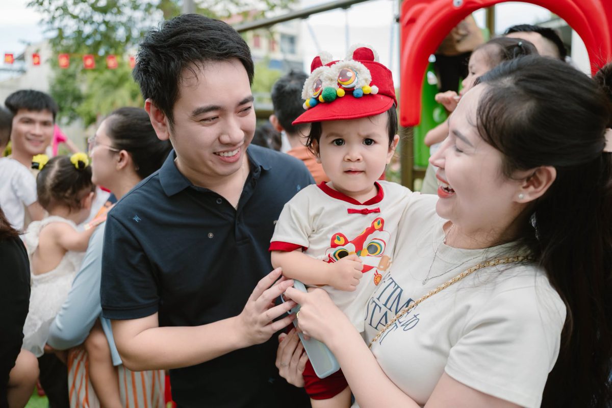 Ba và bé tại ngày hội của Mầm non Memory