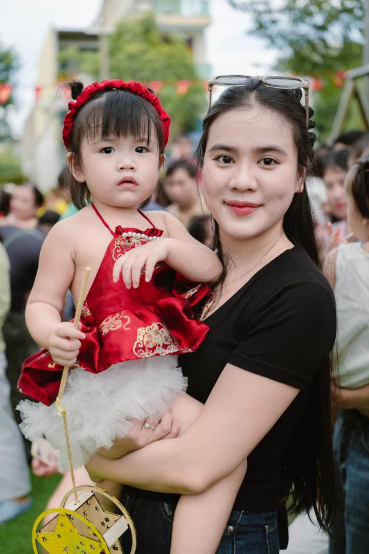 Mẹ và bé trong ngày hội ở Mầm non Memory
