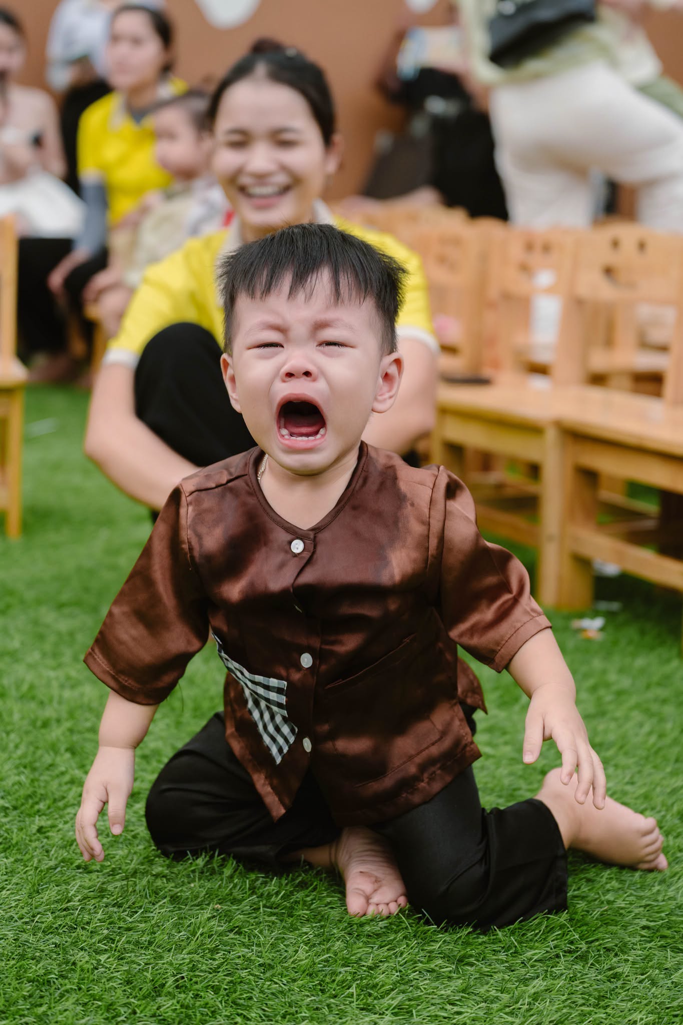 Bé khóc khi đi nhà trẻ phải làm sao? 9 cách giúp con quen trường nhanh