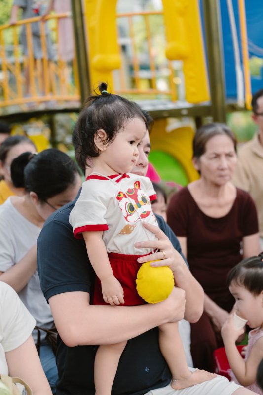 Bé cùng gia đình trong ngày hội ở Mầm non Memory